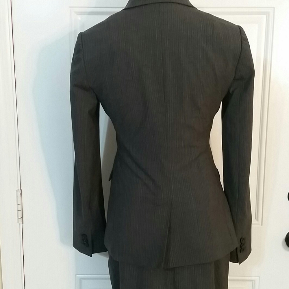Banana Republic sizes: Jacket 6. Skirt 4 - Picture 7 of 16
